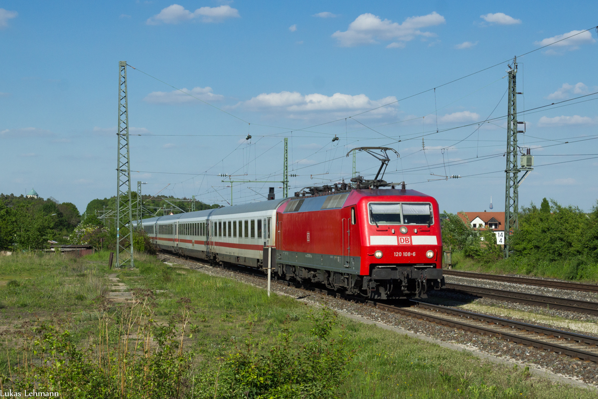 120 106 mit einem IC im schönem Abendlicht kurz vor Roßtal Richtung Ansbach, 17.5.17