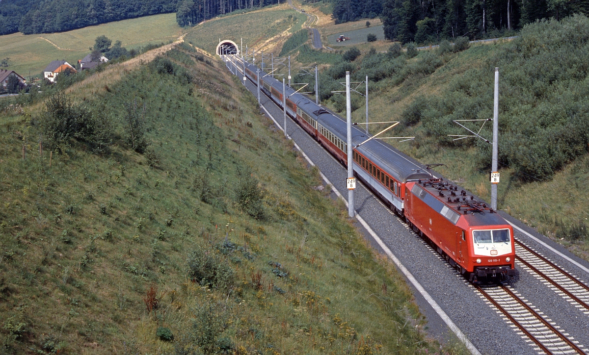 120 106 mit IC südwärts bei Mittelkalbach (6.8.1988).