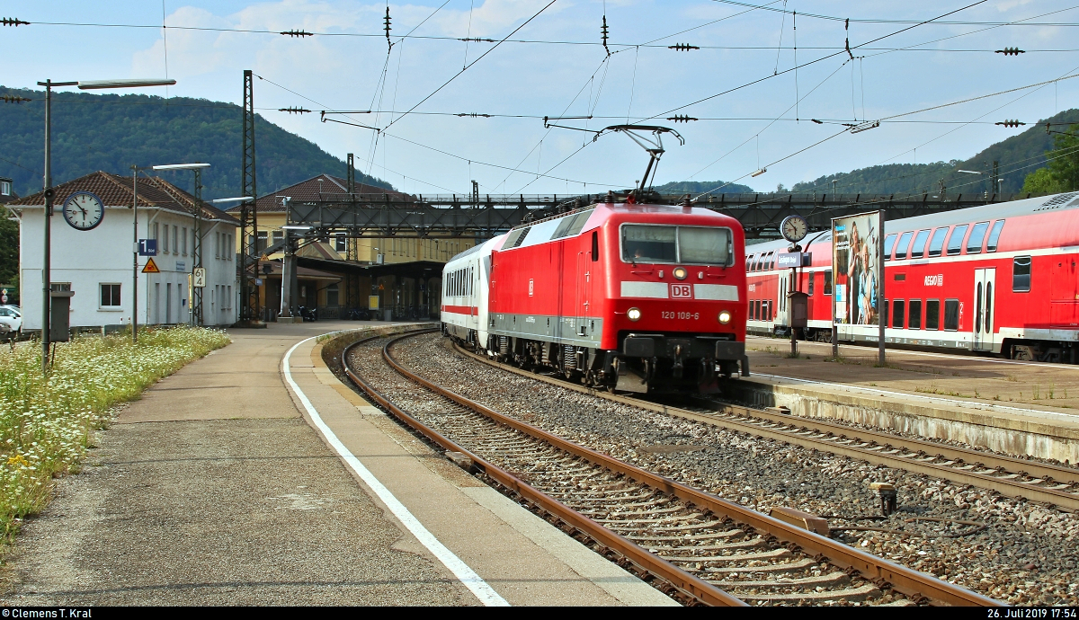 120 108-6 und 101 138-6 als verspäteter IC 1269 (Linie 60) von Karlsruhe Hbf nach Salzburg Hbf (A) durchfährt den Bahnhof Geislingen(Steige) auf der Bahnstrecke Stuttgart–Ulm (Filstalbahn | KBS 750).
[26.7.2019 | 17:54 Uhr]