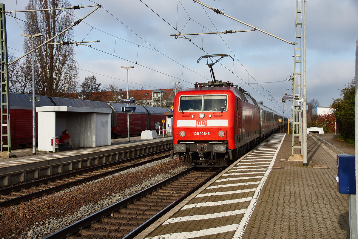120 108-6 ist hier mit einen IC am 25.11.16 in Rackwitz zu sehen.
