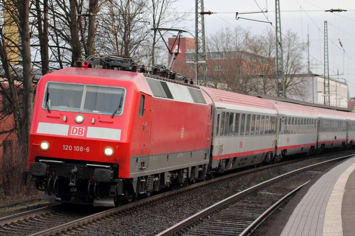 120 108-6 mit IC 119 nach Innsbruck Hbf. bei der Ausfahrt aus Recklinghausen 1.3.2014