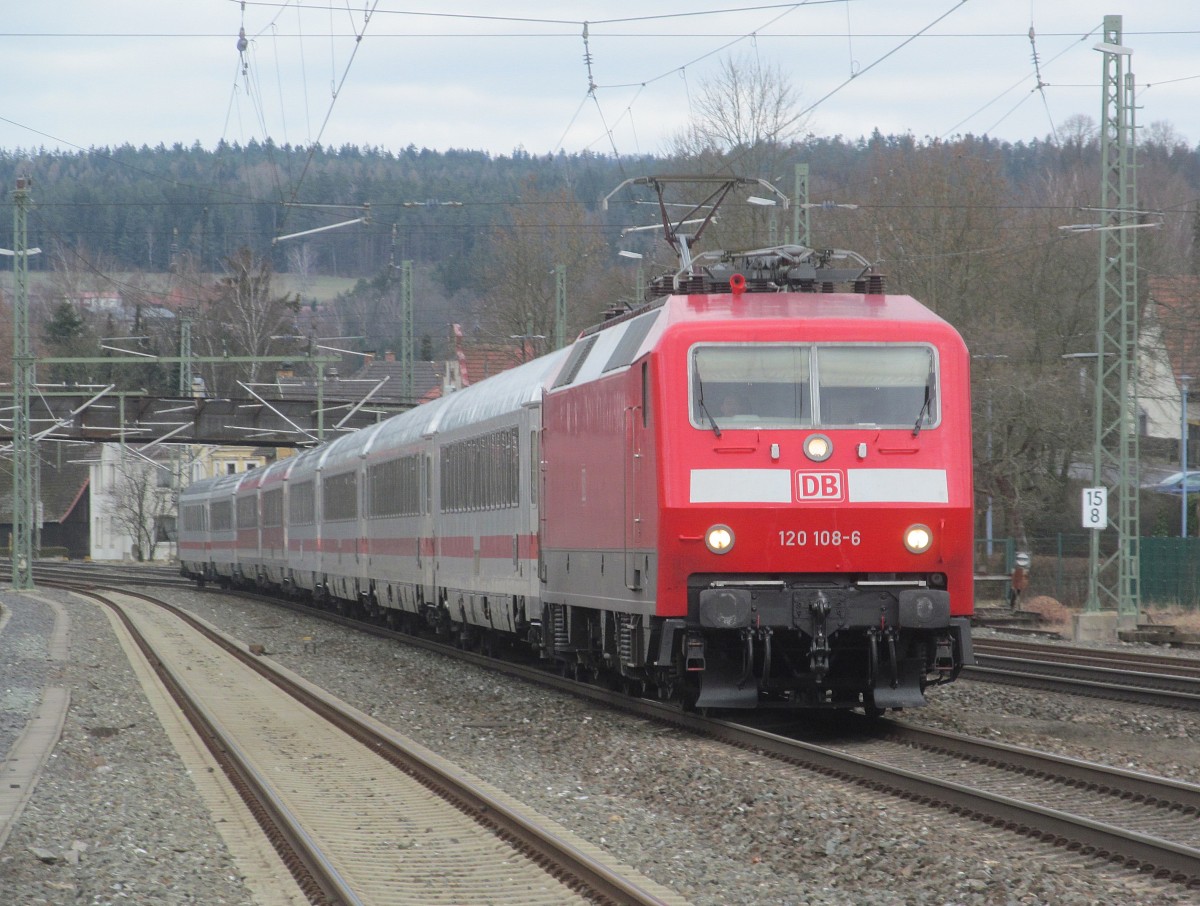 120 108-6 zieht am 23. Februar 2014 einen IC-Leerzug durch Kronach in Richtung Lichtenfels.