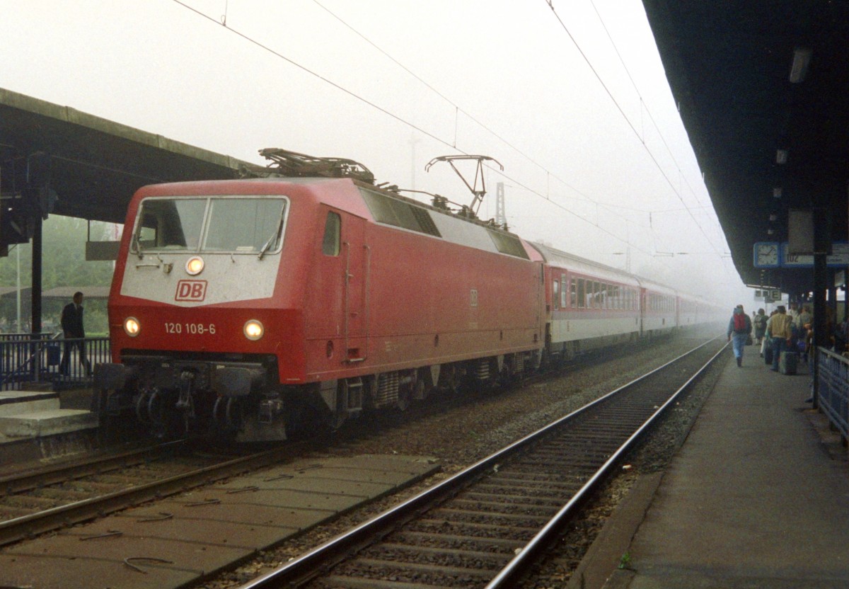 120 108 mit EC 113  Wrthersee  (Dortmund Hbf–Klagenfurt Hbf) am 08.10.1995 in Bingerbrck
