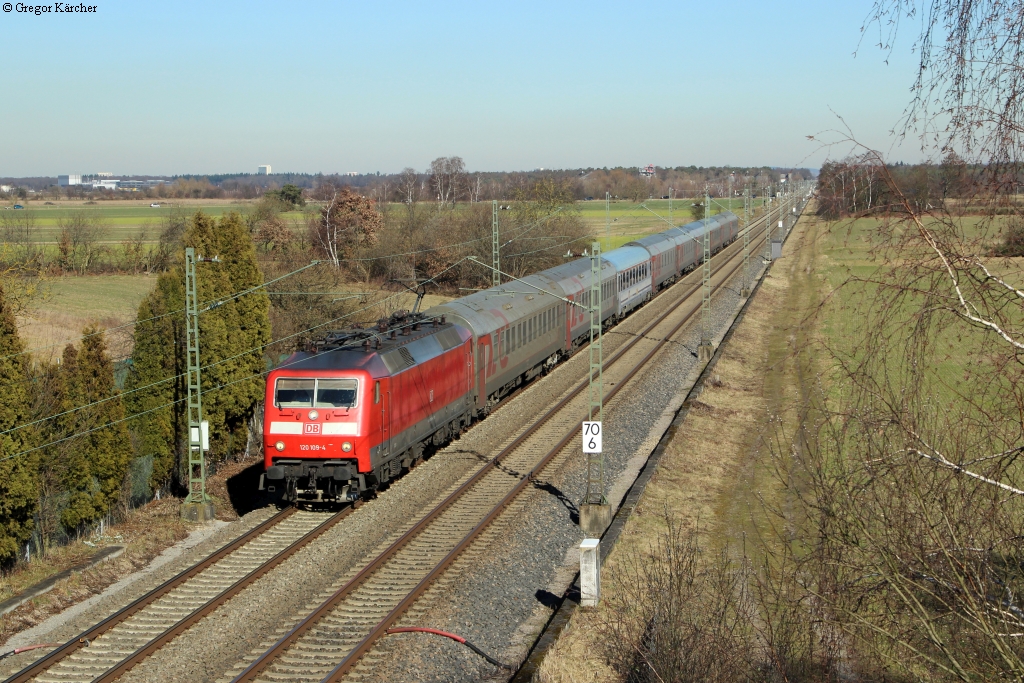 120 109-4 zieht am 24.02.2014 den EuroNight 452 Moskau-Paris und konnte dabei bei Forchheim fotografiert werden.