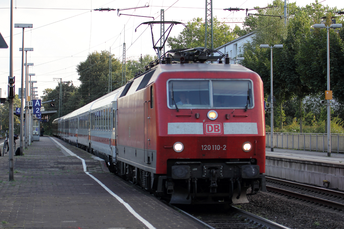 120 110-2 mit IC 137 nach Emden Hbf. in Recklinghausen 31.8.2013