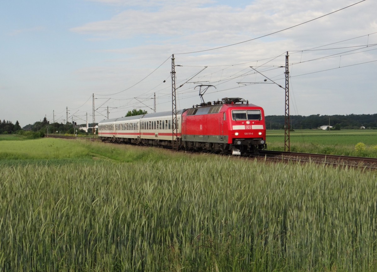 120 111-0 (als Ersatz für 103 245) zu sehen am 03.06.15 mit dem IC 2094 in Neu-Ulm.