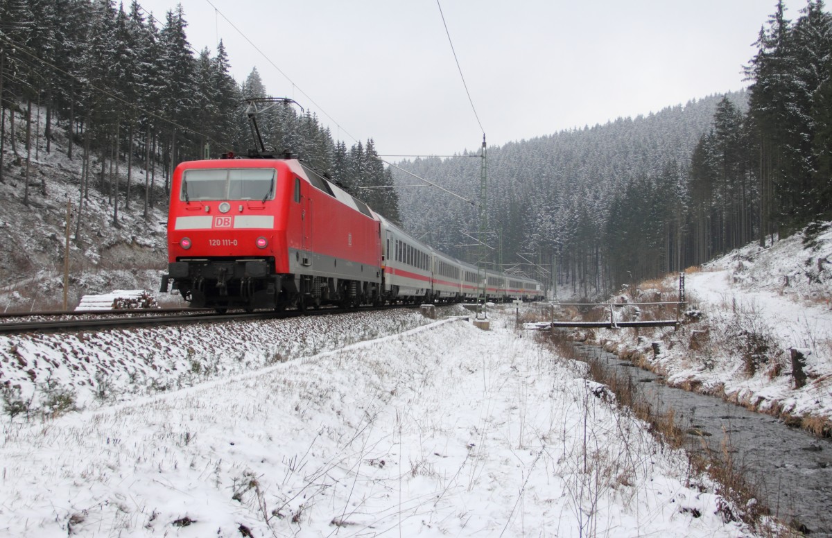 120 111-0 DB schiebt den IC 2300 ber die Frankenwaldrampe bei Steinbach am 24.01.2015.