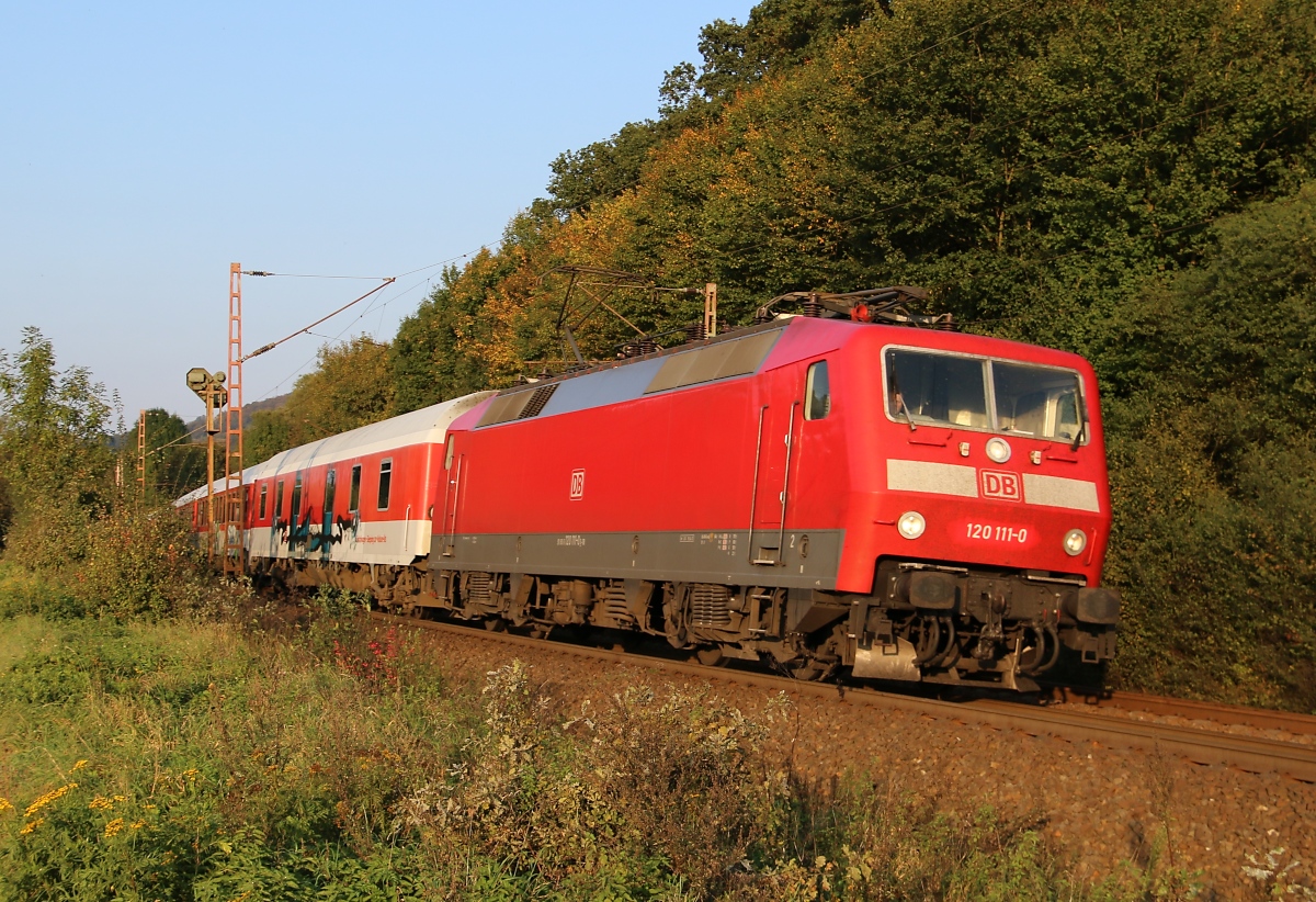 120 111-0 mit Autoreisezug in Fahrtrichtung Süden. Aufgenommen zwischen Friedland(HAN) und Eichenberg am 03.10.2014.