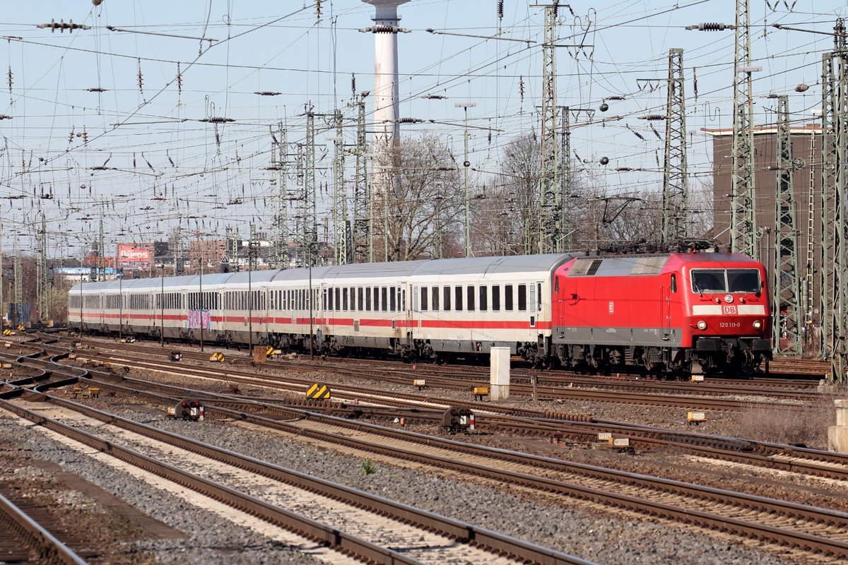120 111-0 mit IC 2027 nach Passau Hbf. bei der Einfahrt in Bremen Hbf. 22.3.2017 