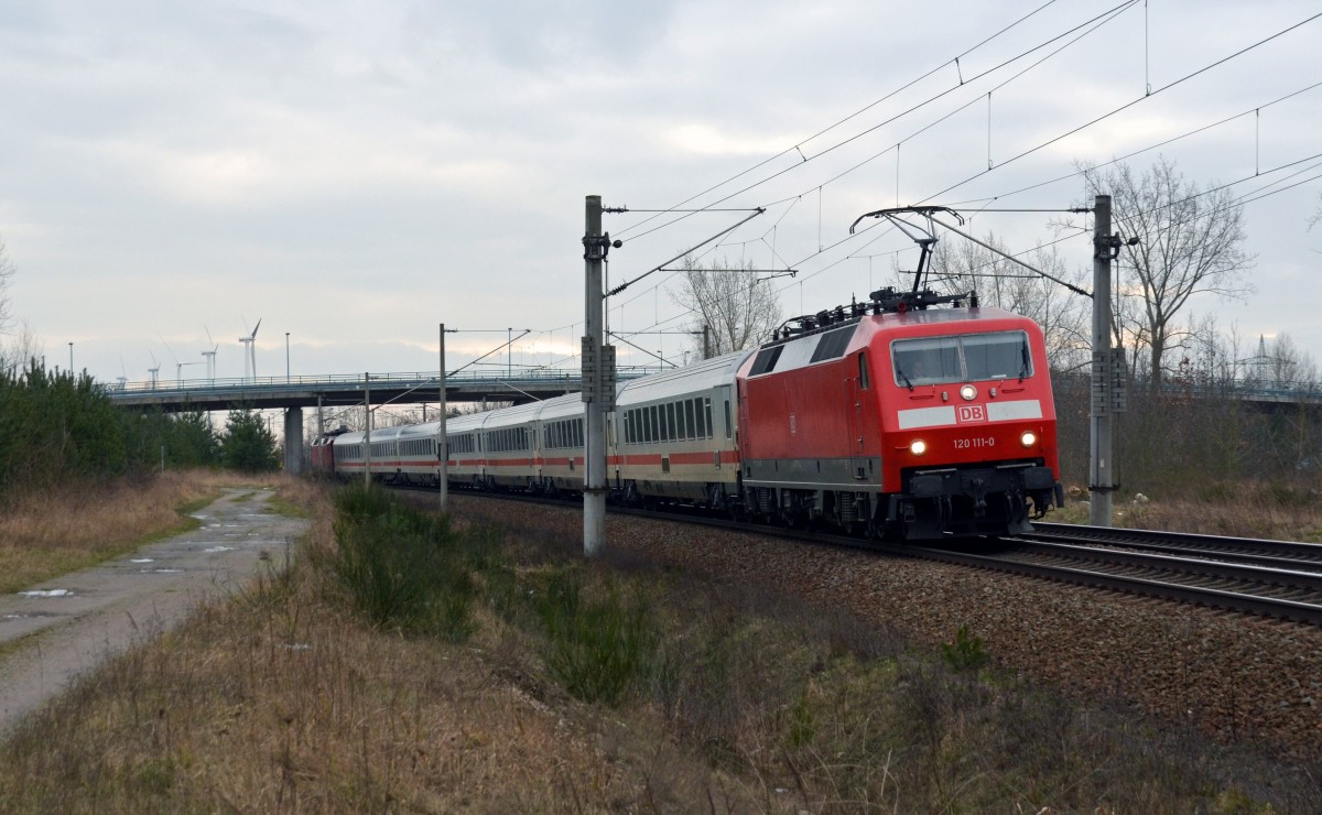 120 111 beförderte zusammen mit ihrer Schwester 120 130 am 03.02.15 den IC 2300 durch Petersroda nach Berlin.
