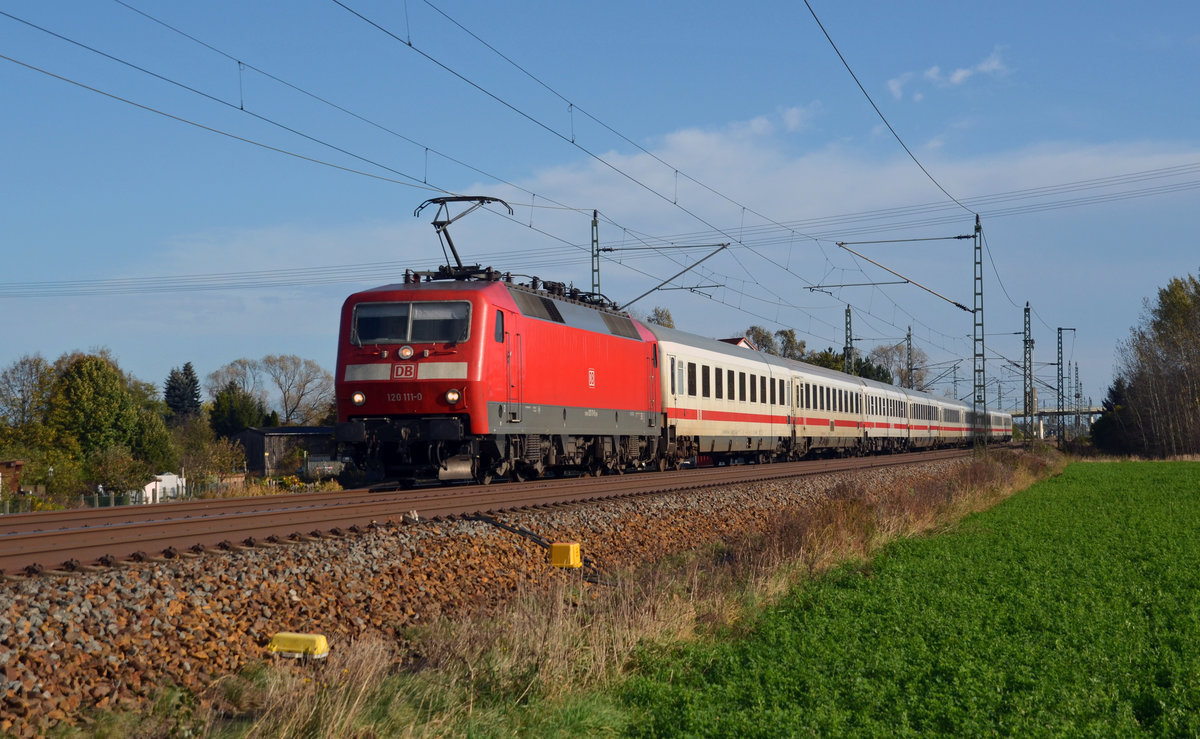 120 111 führte ihren IC 2355 am 22.10.17 durch Gräfenhainichen dem nächsten Halt in Leipzig entgegen.