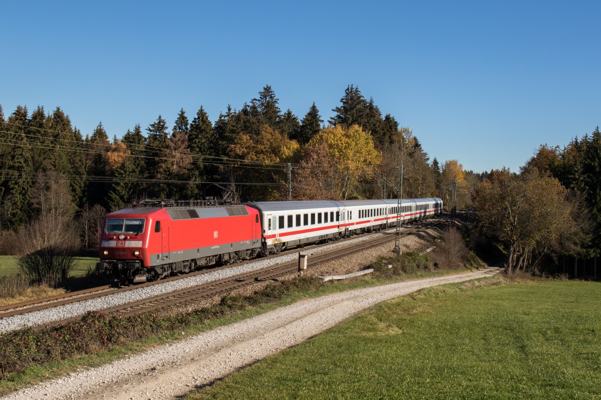 120 111 mit dem IC Königsee am 3. November 2015 bei Grabenstätt.