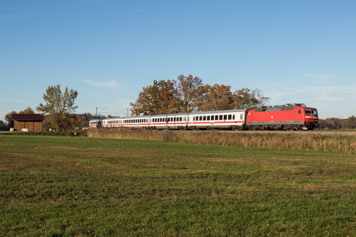 120 111 war am 2. November 2015 damit beschäftigt, den IC Königsee von Hamburg nach Berchtesgaden zu fahren. Hier zu sehen auf den letzten Kilometern bei Weisham.