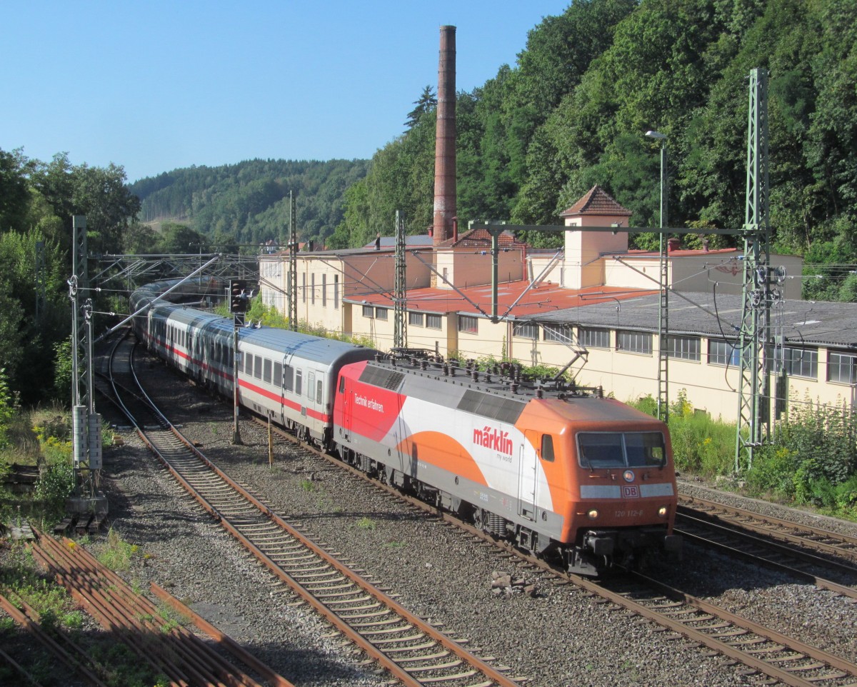 120 112-6  Mrklin  zieht am 05. September 2013 den IC 2208 durch Kronach in Richtung Saalfeld.