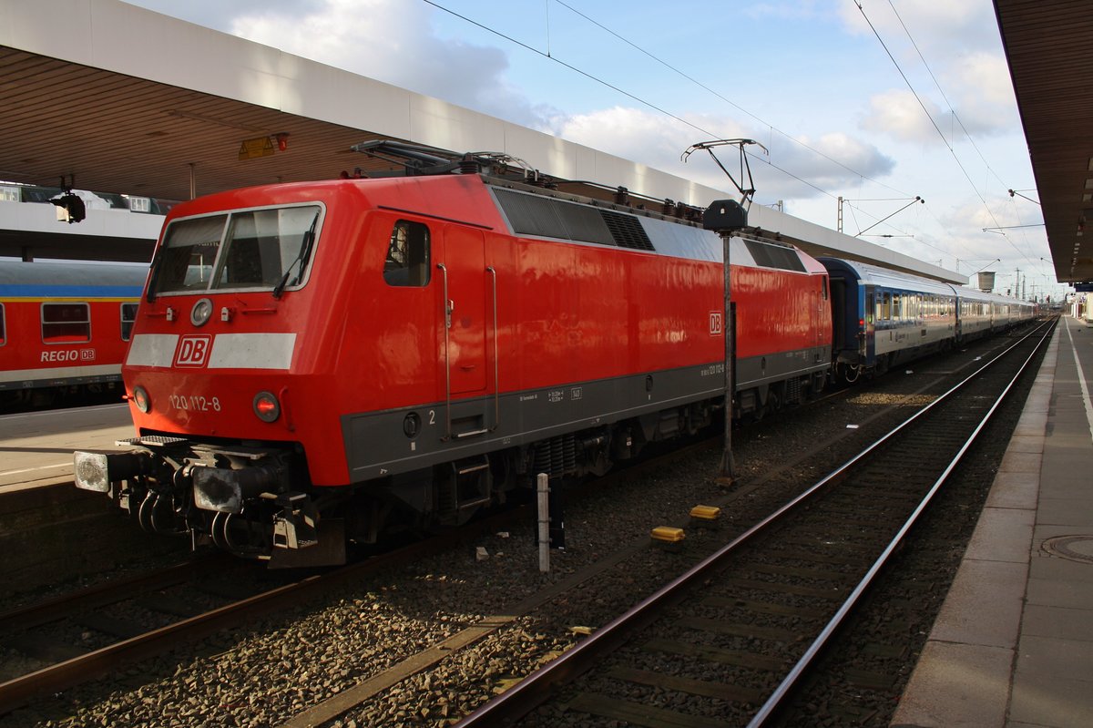 120 112-8 brachte am 25.3.2017 den EC176 von Praha hl.n. nach Hamburg-Altona.