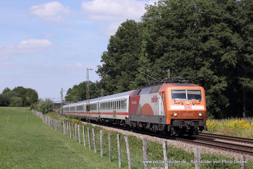 120 112-8 (DB) fährt am 21. August 2013 um 14:43 Uhr mit einem Intercity durch Großkarolinenfeld
