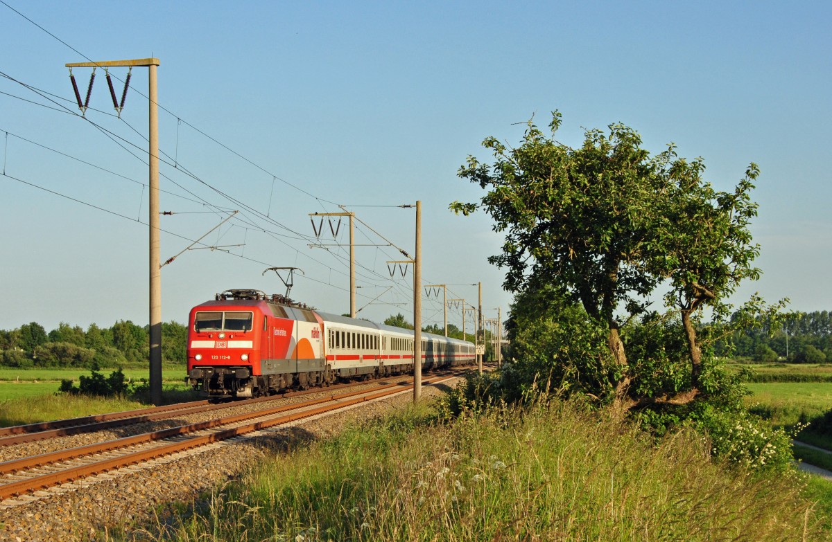 120 112-8 fuhr am 09.06.2014 mit dem IC 2004 von Konstanz nach Emden, hier bei Veenhusen.