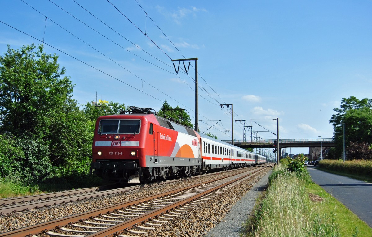 120 112-8 fuhr am 11.06.2014 mit dem IC 2335 von Münster nach Norddeich Mole, hier in Leer.