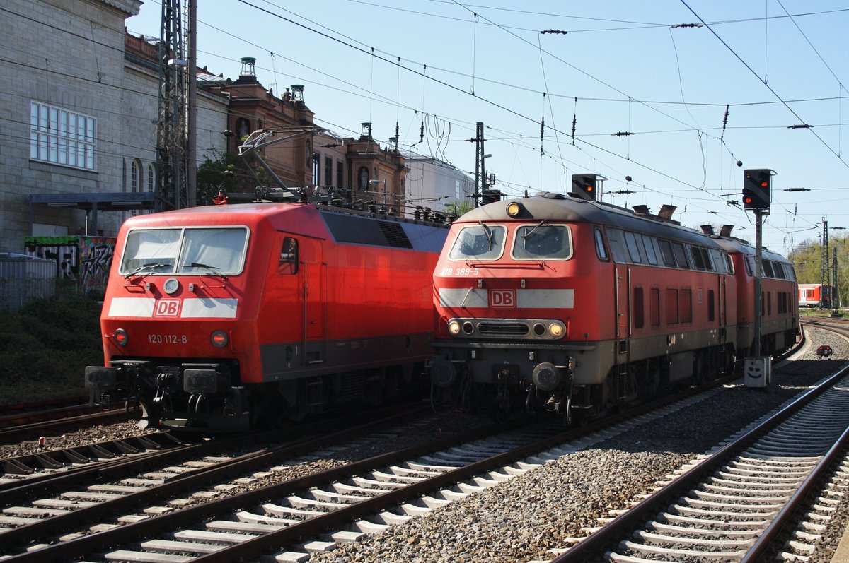 120 112-8 kam mit dem IC2374 von Karlsruhe Hbf. nach Hamburg Hbf., nun wird er auf dem letzten Stück bis Westerland (Sylt) von 218 389-5 und 218 322-6 übernommen. (21.4.2016)
