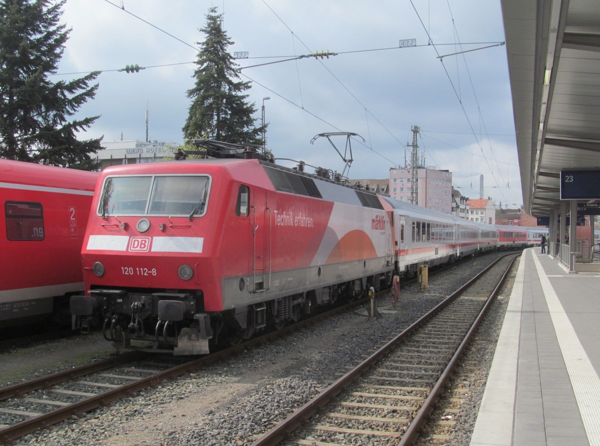120 112-8  Märklin  steht am 24. März 2014 mit einer IC-Garnitur im Nürnberger Hbf.