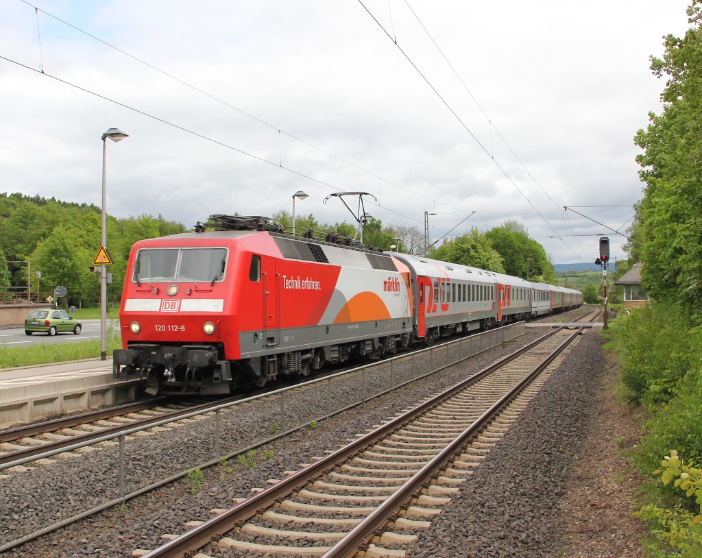 120 112-8 mit dem EN von Moskau nach Paris als NSS-Umleiter in Wehretal-Reichensachsen. Aufgenommen am 20.05.2013.