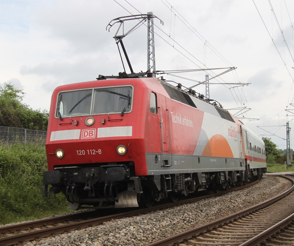 120 112-8+120 150-8(hinten)mit IC 2213 von Ostseebad Binz nach Stuttgart bei der Einfahrt im Rostocker Hbf.24.05.2014 