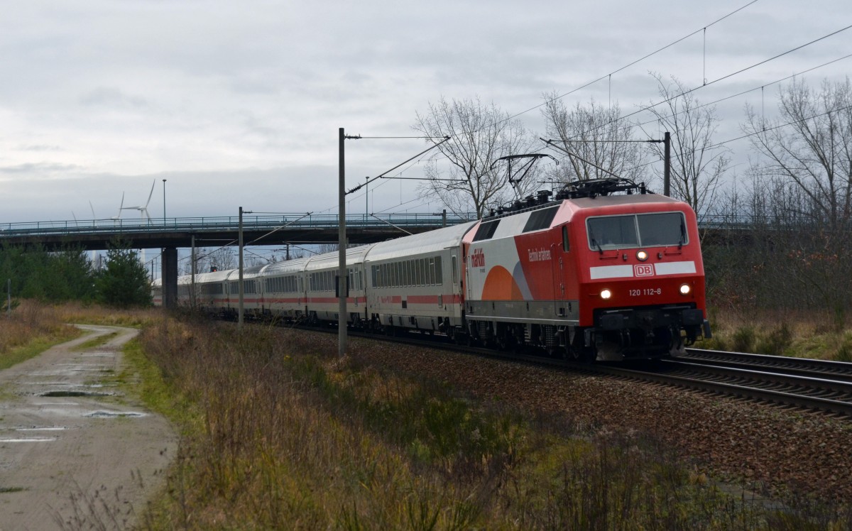 120 112 beförderte am 18.12.14 den für den IC 2300 verkehrenden Ersatz-IC 2908. Von Leipzig kommend ist sie nun bei Petersroda auf dem Weg nach Berlin.