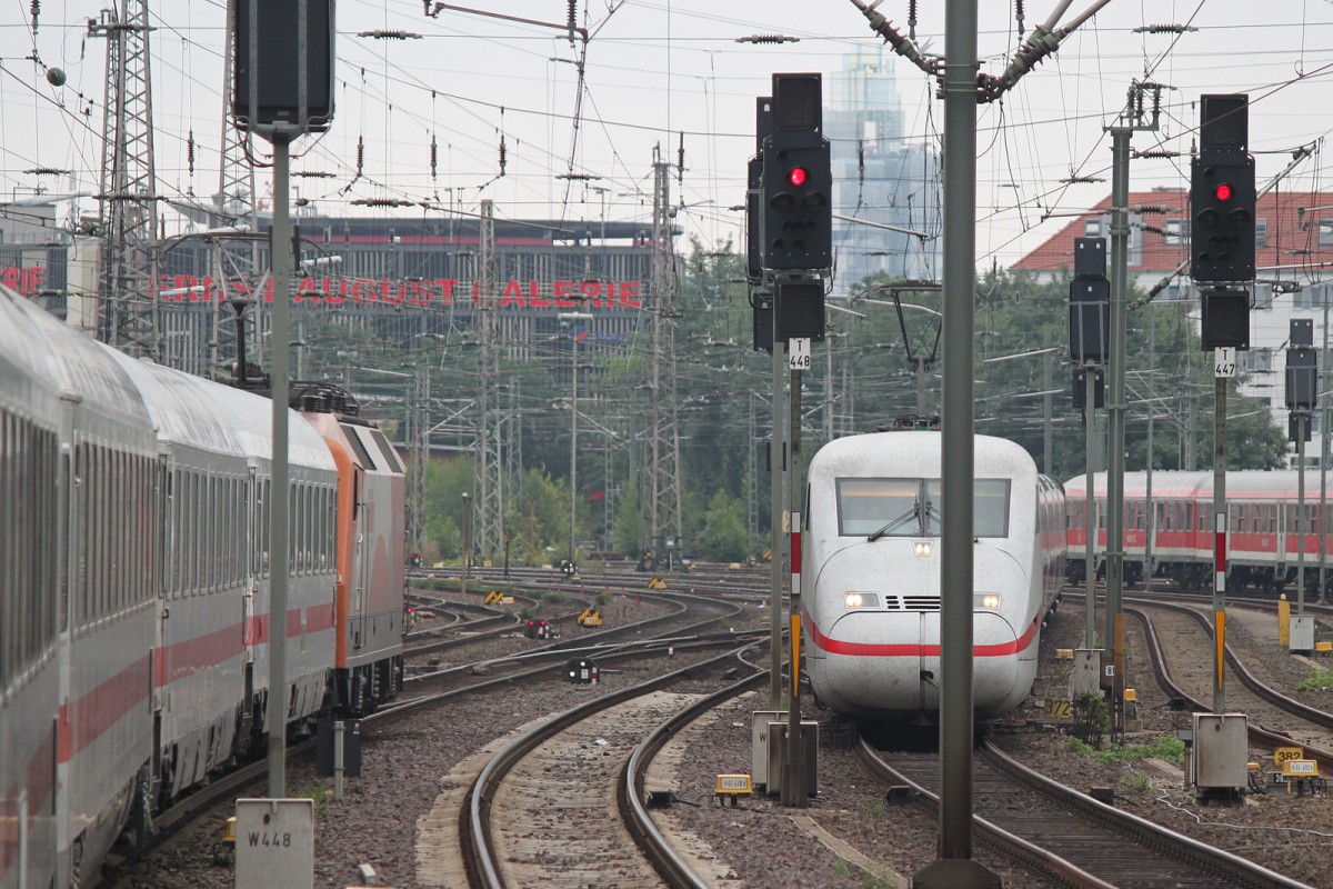120 112 (Märklin) zog uns am 8.8.13 als ICE Ersatzzug von Essen nach Hannover. Hier kurz vor Hannover Hbf.