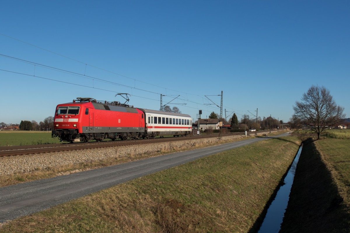120 112 war am 7. Dezember 2015 mit einem Schadwagen auf dem Weg nach München Pasing, hier zu sehen bei Übersee.