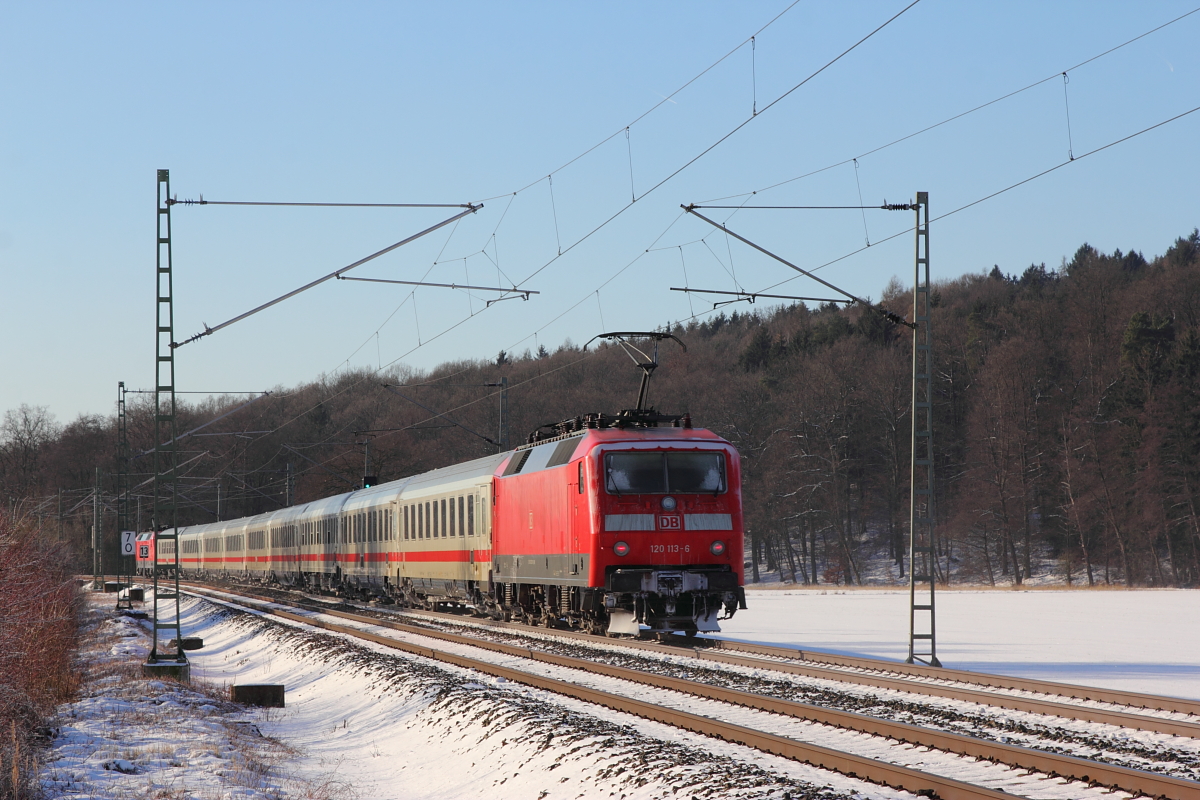 120 113-6 DB bei Oberlangenstadt am 06.01.2017.