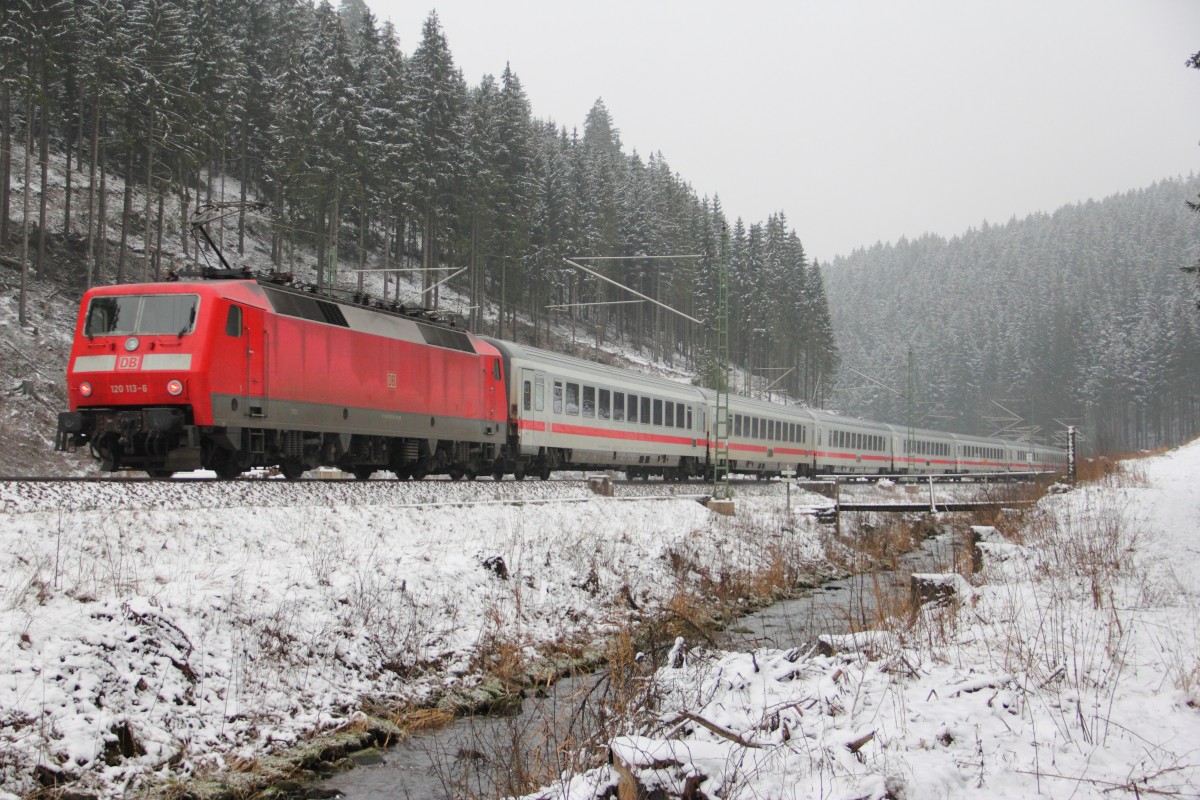 120 113-6 DB schiebt den IC 2300 ber die Frankenwaldrampe bei Steinbach am 23.01.2015.