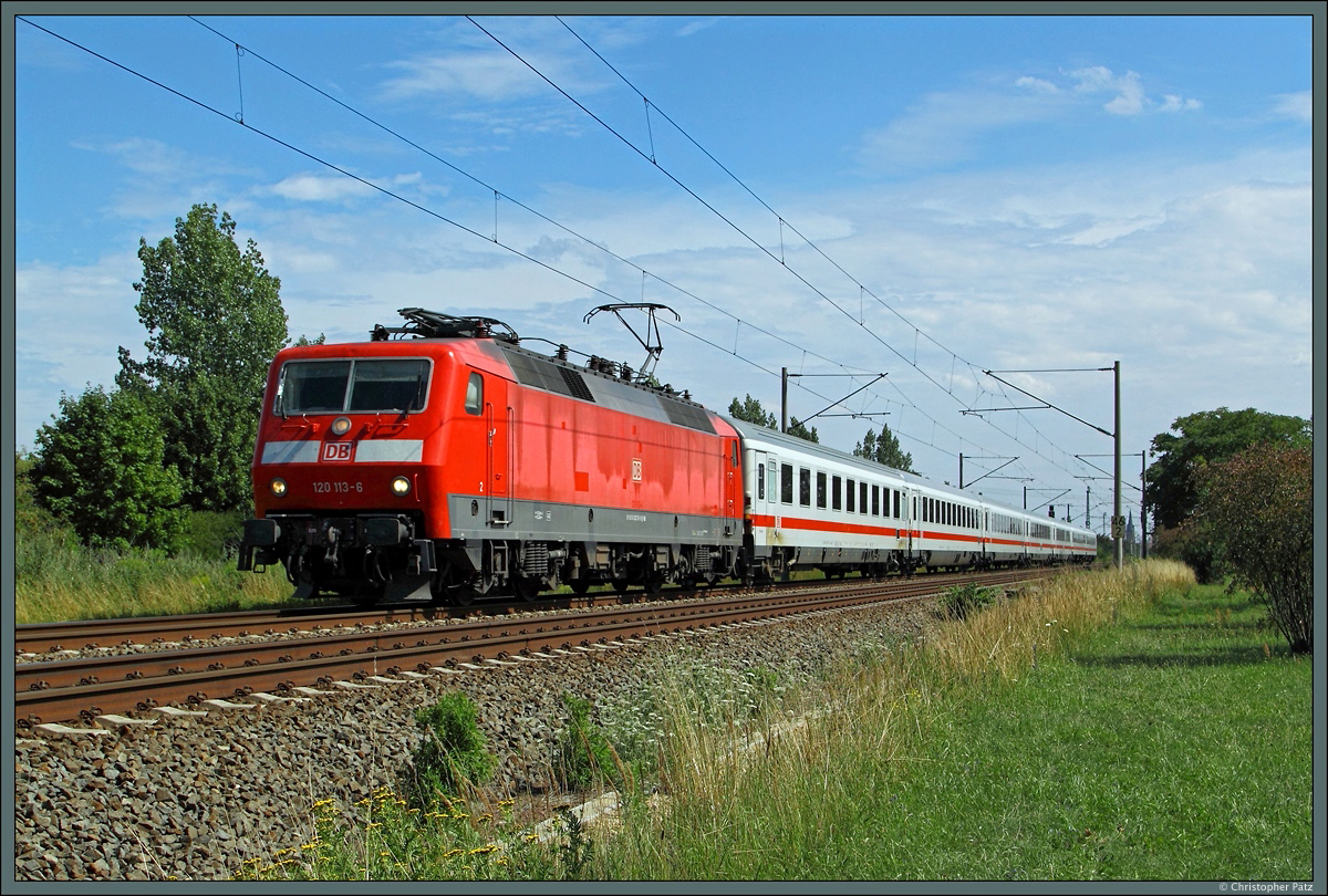 120 113-6 zieht am 01.08.2015 den IC 2442 nach Hannover durch Greppin.