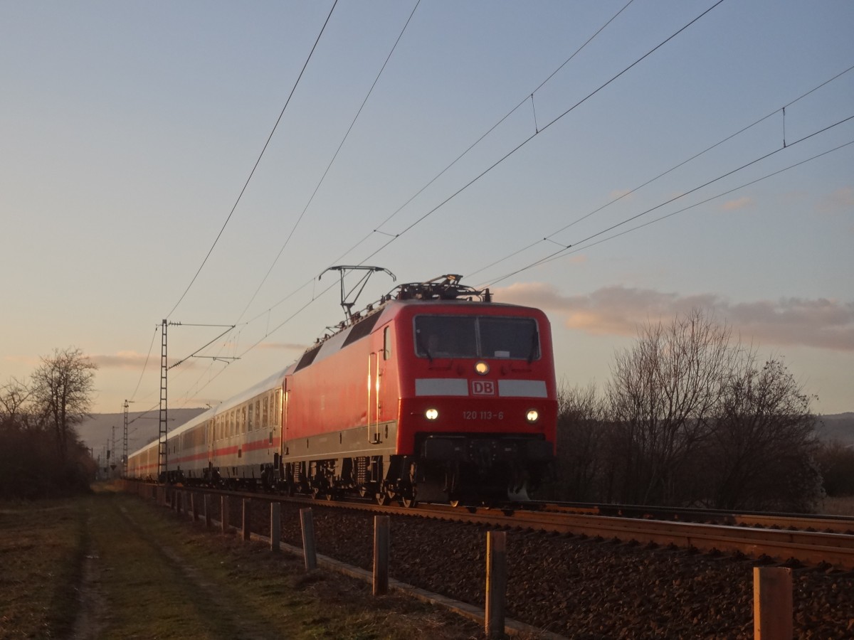 120 113 zieht einen IC die linke Rheinstrecke zwischen Koblenz und Mainz hinunter, hier zwischen Bingen und Ingelheim. (Februar 2014)