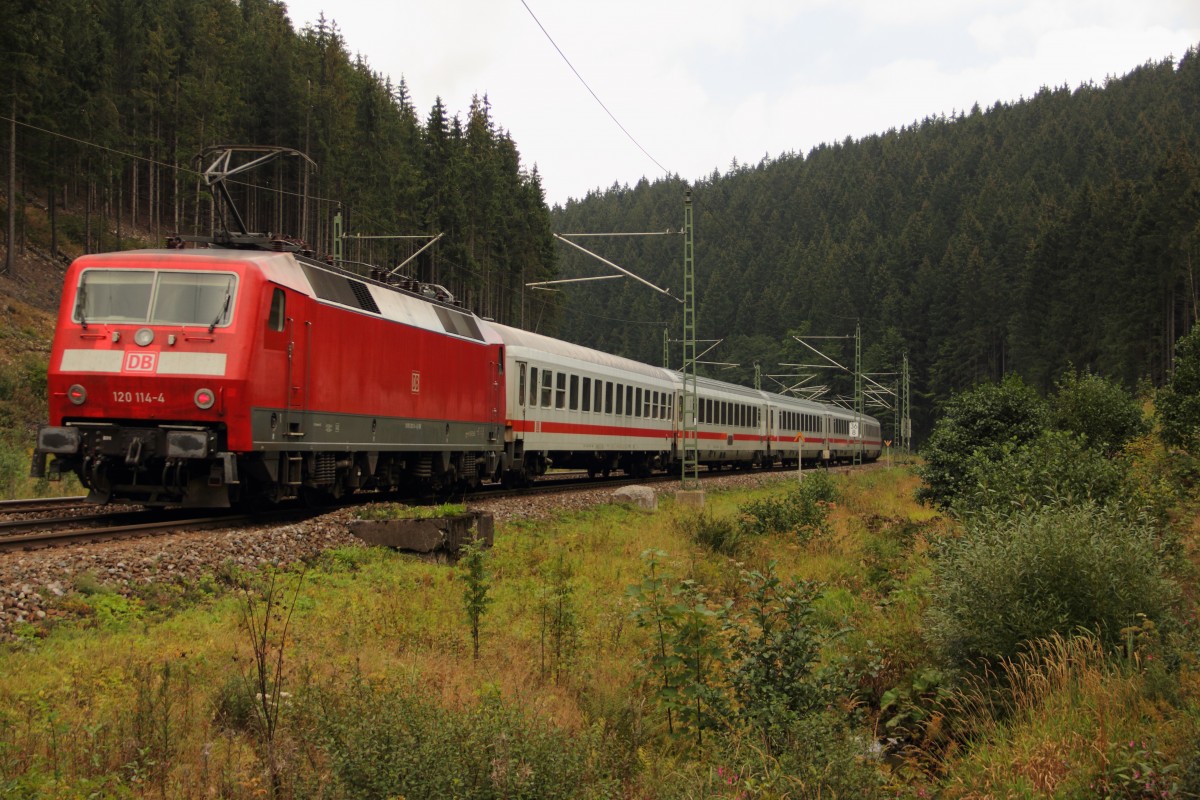 120 114-4 DB schiebt einen IC über die Frankenwaldrampe bei Förtschendorf am 06.09.2015.