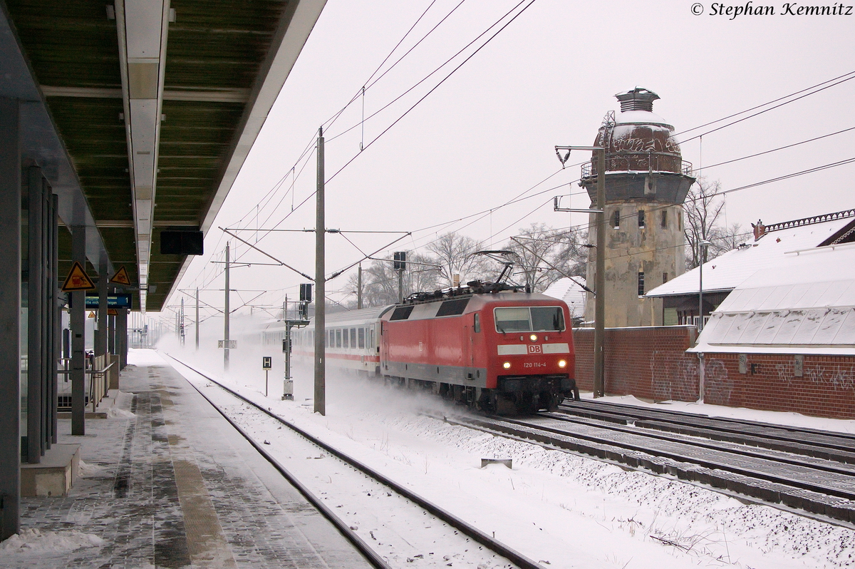 120 114-4 mir dem IC 1916 von Köln Hbf nach Berlin Ostbahnhof, bei der Durchfahrt in Rathenow. Hinten schob eine 101er den Zug nach. 27.01.2014