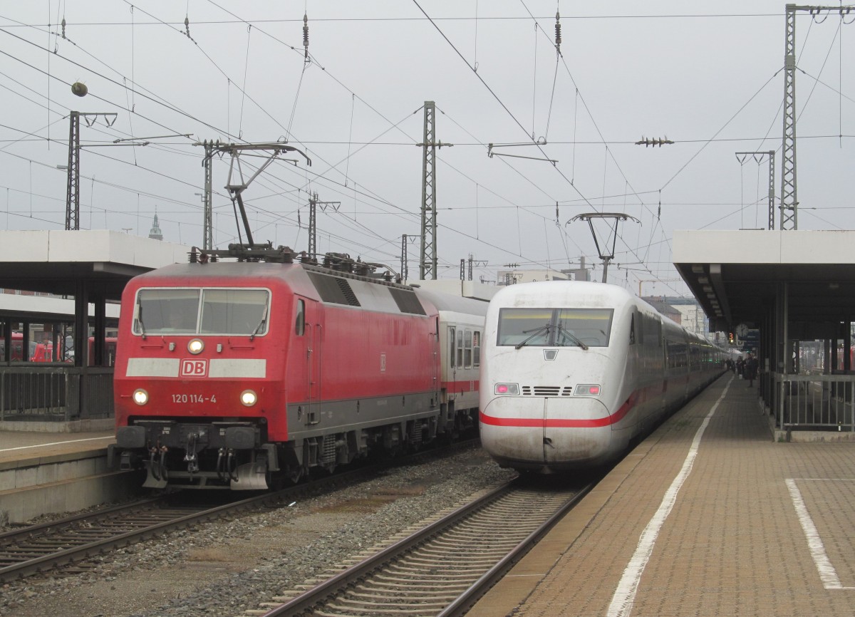 120 114-4 verlässt am 18. Januar 2014 mit einem IC den Würzburger Hbf.