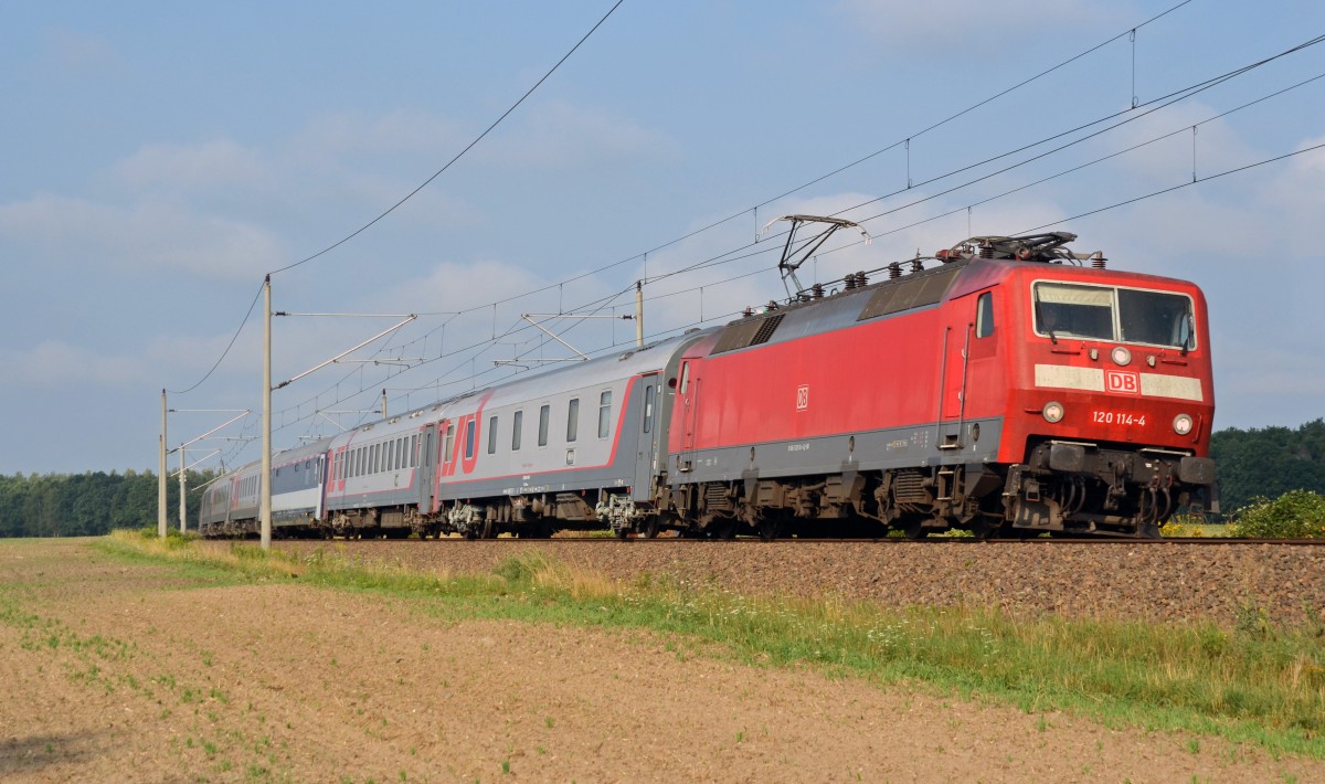 120 114 beförderte am Morgen des 09.08.15 den EN 453 durch Burgkemnitz Richtung Wittenberg.