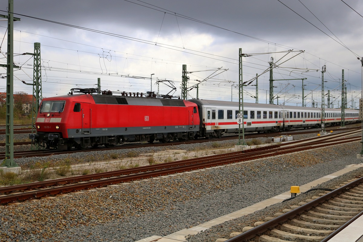 120 115-1 als IC 2300  Warnow  (Linie 28) von München Hbf nach Berlin Gesundbrunnen erreicht Leipzig Hbf auf Gleis 10. [31.10.2017 | 13:09 Uhr]