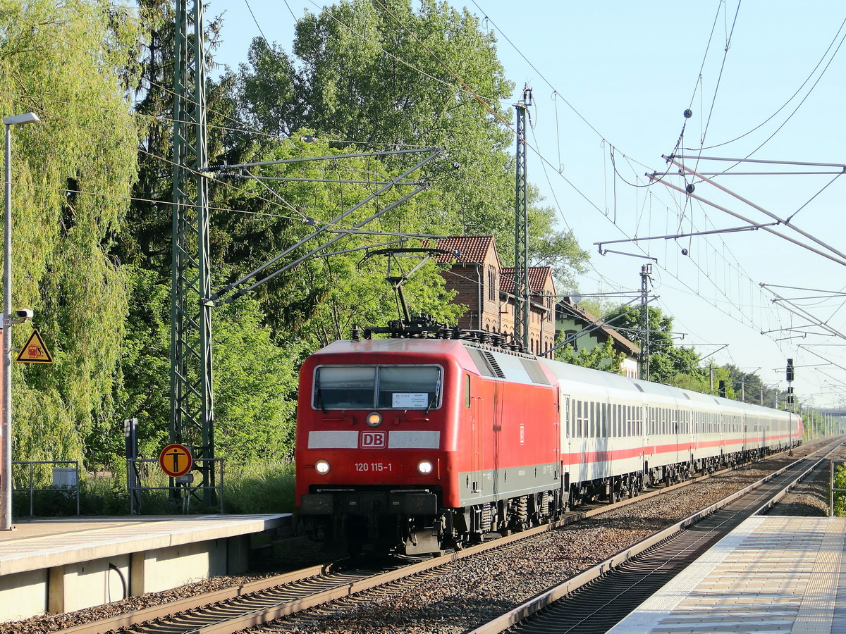 120 115-1 mit 10 IC Wagen als Sonderzug zum Kirchentag 2017 von Berlin nach Lutherstadt Wittenberg am 28. Mai 2017 in Großbeeren, die Schublok ist für mich  unbekannt geblieben.
