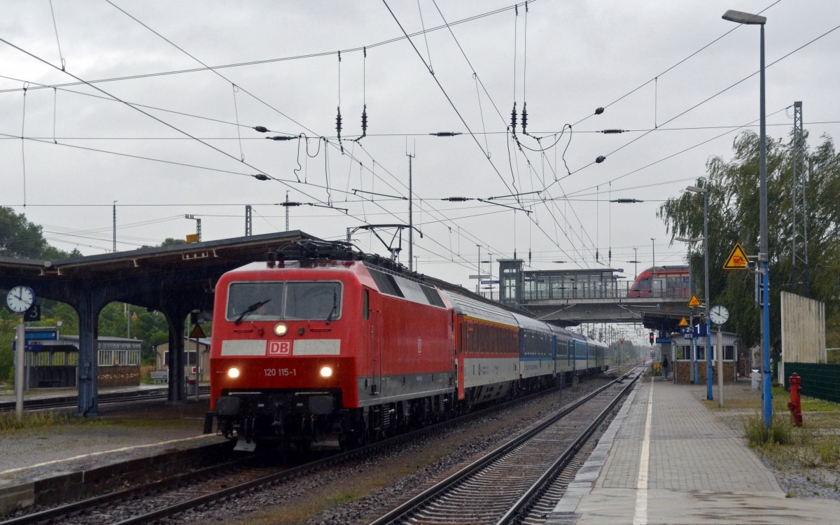 120 115 beförderte am 06.09.15 den EC 178 durch Falkenberg(E) Richtung Berlin.