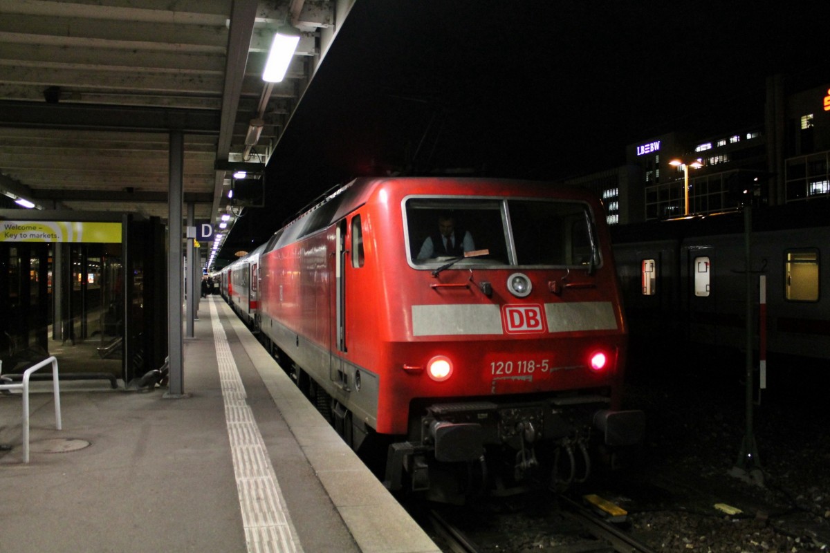 120 118-5 am 07.01.2014 kurz nach der Ankunft mit dem IC 2264  Baden-Kurier  (Müchen Hbf - Basel Bad Bf) in Stuttgart Hbf und wartet auf ihrer Abfahrt in Richtung SFS nach Mannheim.