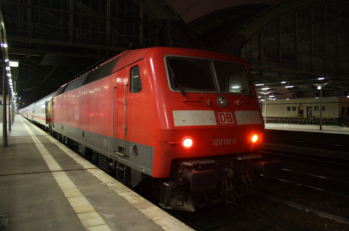 120 118-5 steht am Abend des 11.2.2017 mit dem IC2242 von Berlin Ostbahnhof nach Münster(Westf.) Hauptbahnhof im Berliner Ostbahnhof bereit.