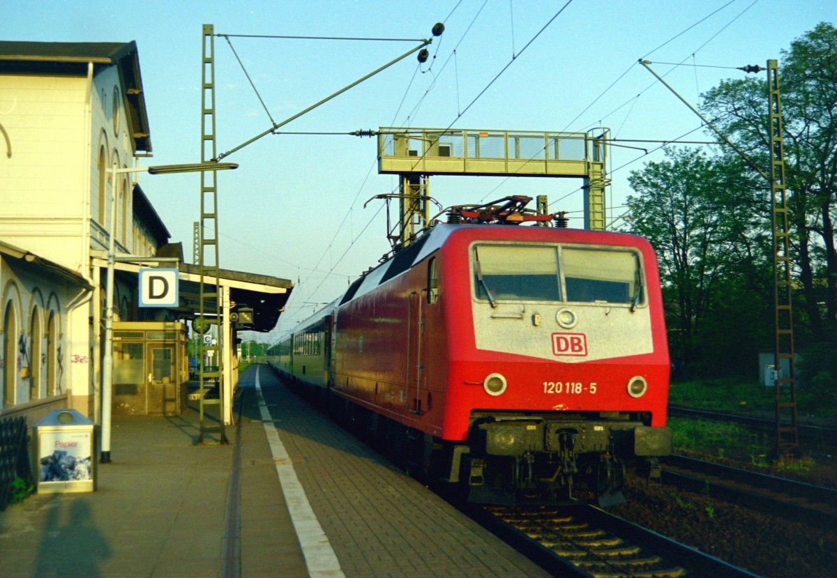 120 118 mit IR 2982  Alpenland  (Oberstdorf–Hamburg) am 19.05.1999 in Winsen (Luhe)