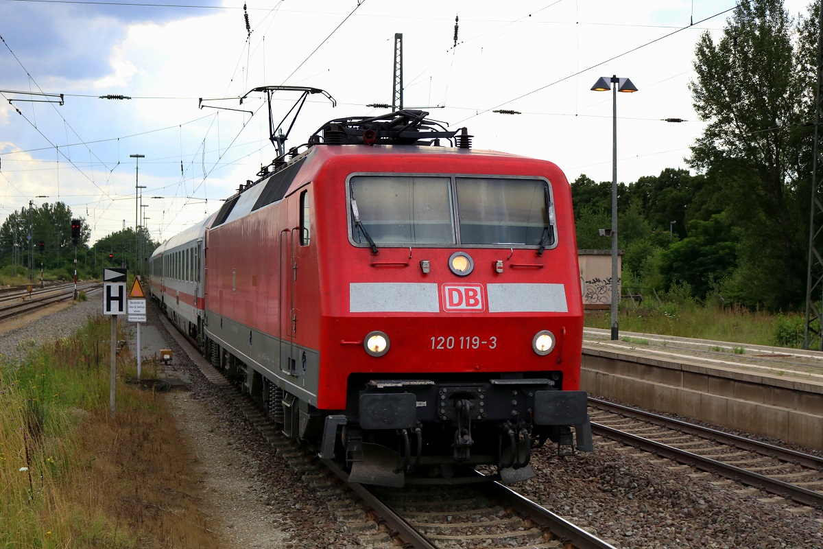 120 119-3 als unbekannter IC durchfährt den Bahnhof Helmstedt Richtung Magdeburg. [14.7.2017 - 16:08 Uhr]