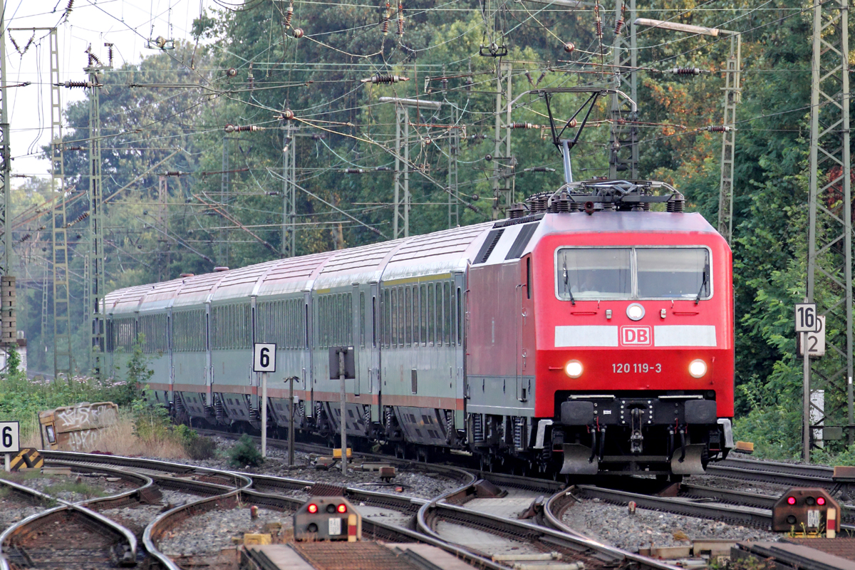 120 119-3 mit IC 118 nach Münster Hbf. bei der Einfahrt in Recklinghausen 25.7.2014