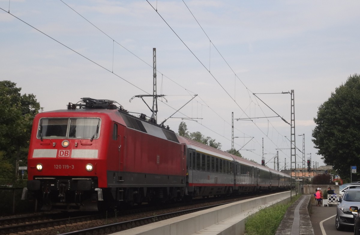 120 119 vertritt 103 235, die offensichtlich nach Stuttgart einen Schaden erlitt, in der Aufgabe, den IC 118  von Stuttgart nach Mnster zu fahren. Deshalb hat der IC auch fast eine Dreiviertelstunde Versptung. Hier durchfhrt er Bingen am 26.7.2014. 