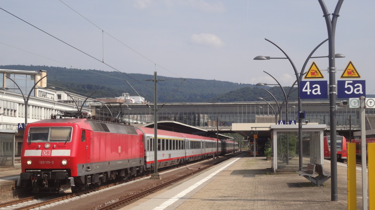 120 119 vertritt wieder eine der beiden Frankfurter 103er. Hier führt sie den IC118 von Stuttgart nach Münster durch Heidelberg. Juli 2014.