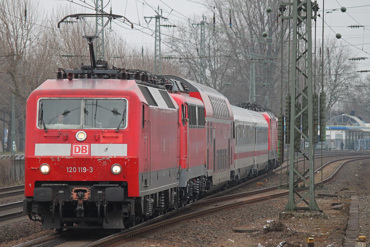 120 119 zog am 3.4.13 einen PbZ durch Düsseldorf-Oberbilk.