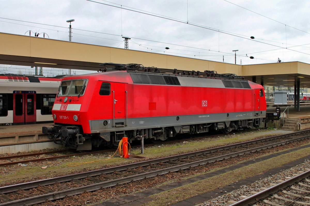 120 120-1 am Nachmittag des 26.02.2014 abgestellt auf Gleis 96 in Basel Bad Bf Sie brachte am Morgen die Karlsruhe KP-Reserve aus Karlsruhe Hbf nach Basel, in das dortige ICE-Werk zur Wartung.