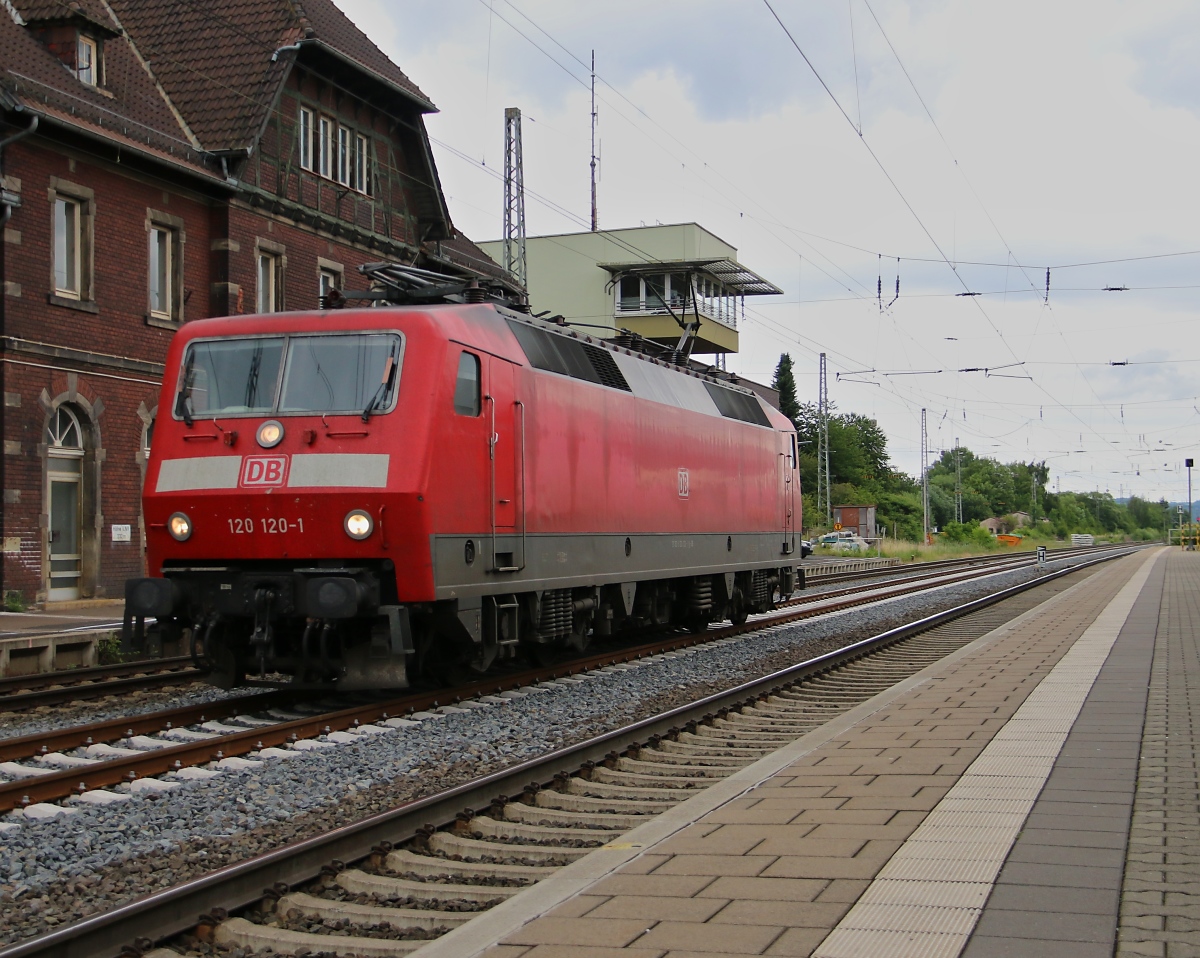 120 120-1 kam am 28.06.2014 als Tfzf in Richtung Süden durch Eichenberg.